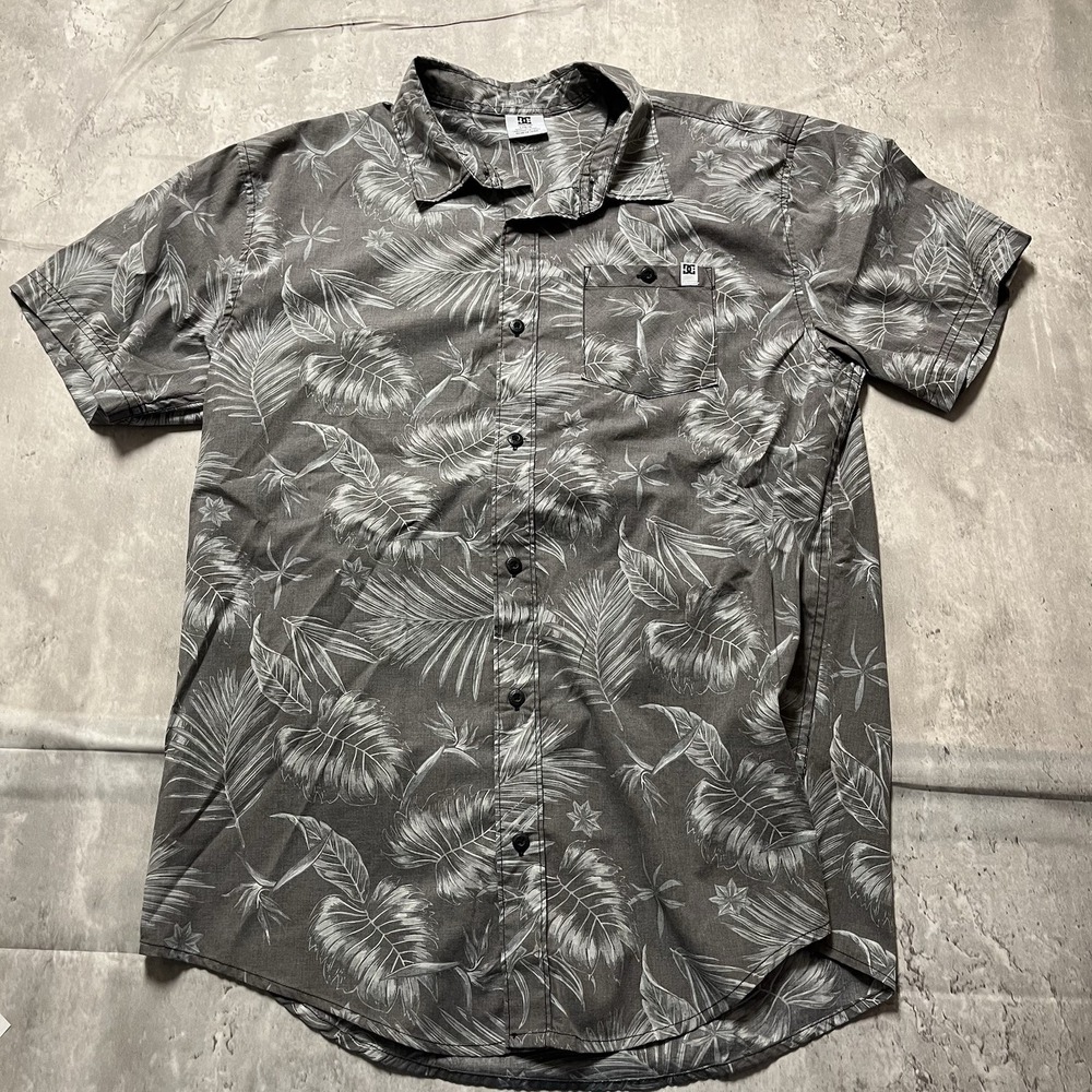 DC Shirt Mens Large Gray Floral Button Down Short Sleeve Classic Collared